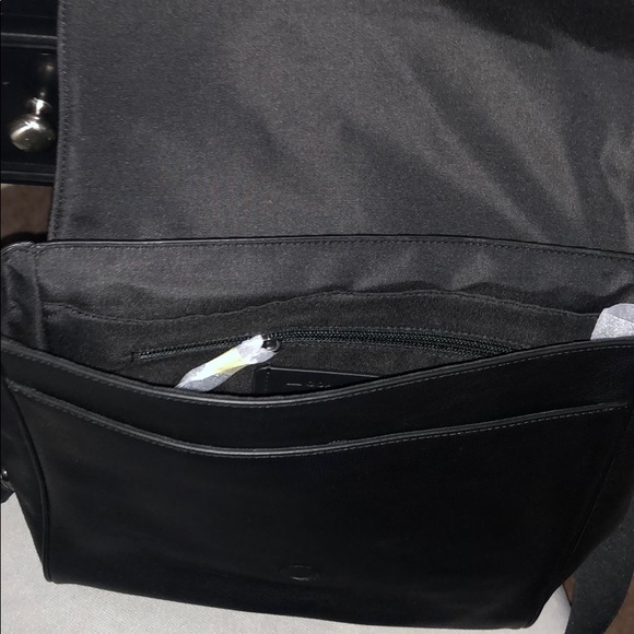 Authentic Coach cross shoulder messenger bag - Picture 2 of 3